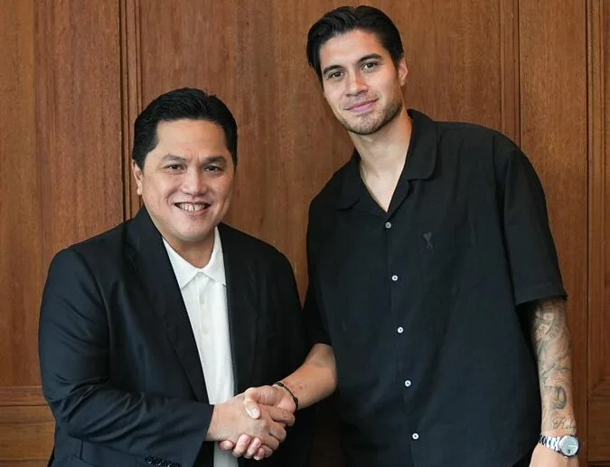 Ketua Umum PSSI Erick Tohir bersama pemain FC Copenhagen Kevin Diks. Sumbe: X/@ericktohir