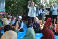 Pasangan Calon Bupati dan Wakil Bupati Lampung Timur, Ela Siti Nuryamah dan Azwar Hadi, saat menyerap keluhan Petani di Desa Teluk Dalem, Kecamatan Mataram Baru, Lampung Timur. Sumber: Sukirno