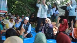 Pasangan Calon Bupati dan Wakil Bupati Lampung Timur, Ela Siti Nuryamah dan Azwar Hadi, saat menyerap keluhan Petani di Desa Teluk Dalem, Kecamatan Mataram Baru, Lampung Timur. Sumber: Sukirno