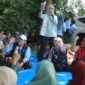 Pasangan Calon Bupati dan Wakil Bupati Lampung Timur, Ela Siti Nuryamah dan Azwar Hadi, saat menyerap keluhan Petani di Desa Teluk Dalem, Kecamatan Mataram Baru, Lampung Timur. Sumber: Sukirno