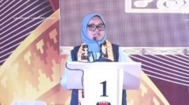 Calon Bupati no urut 02, Ela Siti Nuryamah, saat mengikuti acara debat putaran satu di gedung Pusiban Lampung Timur. Sumber: YouTube/TVRI Lampung