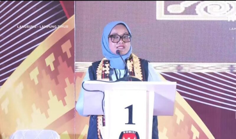 Calon Bupati no urut 02, Ela Siti Nuryamah, saat mengikuti acara debat putaran satu di gedung Pusiban Lampung Timur. Sumber: YouTube/TVRI Lampung