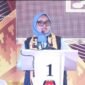 Calon Bupati no urut 02, Ela Siti Nuryamah, saat mengikuti acara debat putaran satu di gedung Pusiban Lampung Timur. Sumber: YouTube/TVRI Lampung