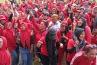 Calon Bupati Lampung Timur No Urut 02, Dawam Rahardjo, ditengah kerumunan ratusan warga yang hadir dalam kegiatan kampanye, di Lapangan Kecamatan Mataram Baru, Minggu 13 Oktober 2024. Sumber: Deri Kurnia