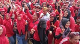 Calon Bupati Lampung Timur No Urut 02, Dawam Rahardjo, ditengah kerumunan ratusan warga yang hadir dalam kegiatan kampanye, di Lapangan Kecamatan Mataram Baru, Minggu 13 Oktober 2024. Sumber: Deri Kurnia