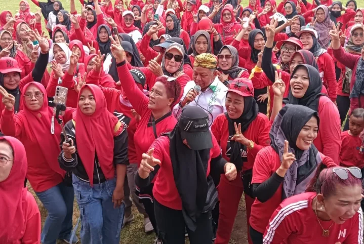 Calon Bupati Lampung Timur No Urut 02, Dawam Rahardjo, ditengah kerumunan ratusan warga yang hadir dalam kegiatan kampanye, di Lapangan Kecamatan Mataram Baru, Minggu 13 Oktober 2024. Sumber: Deri Kurnia