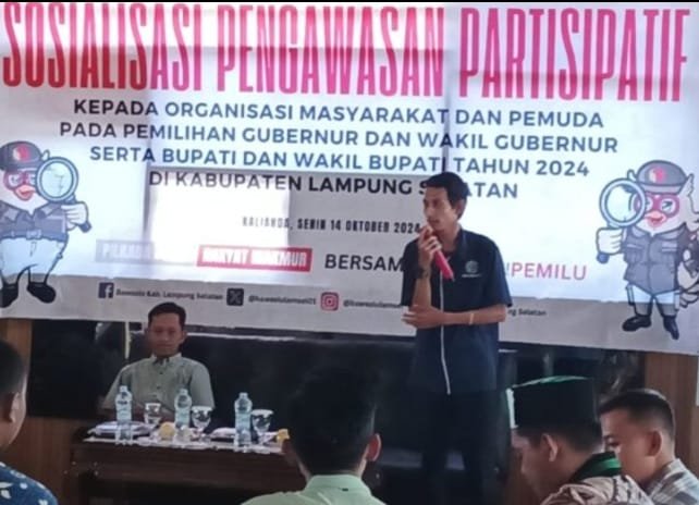 Ketua IWO Lampung Selatan Yudi Pratama, saat menyampaikan materi di acara Sosialisasi Pengawasan Partisipatif yang digelar oleh Bawaslu. Sumber: IWO/DRI