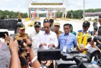 Presiden Joko Widodo, saat wawancara kepada awak media usai meresmikan sejumlah ruas tol di Gerbang Tol Kisaran, Kabupaten Asahan, Provinsi Sumatra Utara, pada Rabu, 16 Oktober 2024. Sumber: Kabinet Indonesia Maju