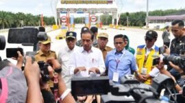 Presiden Joko Widodo, saat wawancara kepada awak media usai meresmikan sejumlah ruas tol di Gerbang Tol Kisaran, Kabupaten Asahan, Provinsi Sumatra Utara, pada Rabu, 16 Oktober 2024. Sumber: Kabinet Indonesia Maju