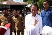Presiden Joko Widodo (kedua kanan) menyapa para pelajar setelah meresmikan jalan hasil pelaksanaan Inpres Jalan Daerah (IJD) pada ruas Blang Bintang-Krueng Raya, Aceh Besar, Aceh, pada Selasa 15 Oktober 2024. Sumber: ANTARA
