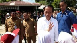 Presiden Joko Widodo (kedua kanan) menyapa para pelajar setelah meresmikan jalan hasil pelaksanaan Inpres Jalan Daerah (IJD) pada ruas Blang Bintang-Krueng Raya, Aceh Besar, Aceh, pada Selasa 15 Oktober 2024. Sumber: ANTARA