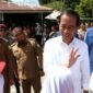 Presiden Joko Widodo (kedua kanan) menyapa para pelajar setelah meresmikan jalan hasil pelaksanaan Inpres Jalan Daerah (IJD) pada ruas Blang Bintang-Krueng Raya, Aceh Besar, Aceh, pada Selasa 15 Oktober 2024. Sumber: ANTARA