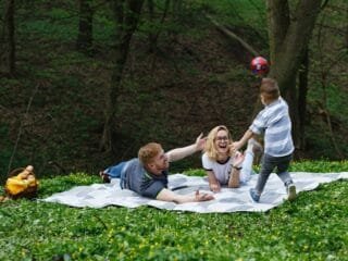 Orang Tua Wajib Tahu! Inilah Manfaat Mengajak Si Kecil Berwisata