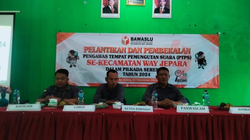 Anggota Panwascam Way Jepara, saat memberikan pelatihan kepada Pengawas TPS Terlantik, Minggu 3 November 2024.