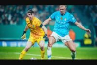 Erling Haaland, saat memberikan perlawanan kepada pemain Sporting CP. Sumber: mancity.com