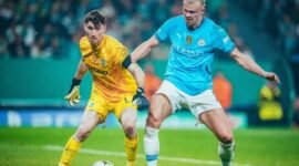 Erling Haaland, saat memberikan perlawanan kepada pemain Sporting CP. Sumber: mancity.com