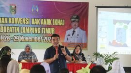 Kepala Seksi Intelijen (Kasi Intel) Kejaksaan Negeri (Kejari) Lampung Timur DR. Muhammad Rony, saat menjadi pemateri pada acara pelatihan Konvensi Hak Anak (KHA) di aula SMKN 1 Sukadana, Kamis (28/11/2024).