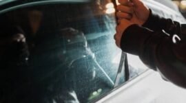 Ilustrasi pencurian barang didalam mobil. Sumber: depositphotos