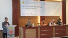 Ketua Panitia Muklasin, saat menyampaikan sambutan dalam kegiatan UKW yang digelar oleh UPN Yokyakarta, di aula hotel Tirta Kencana, Bandar Sribhawono, Lampung Timur, Minggu (29/12/2024). Sumber: Sukirno