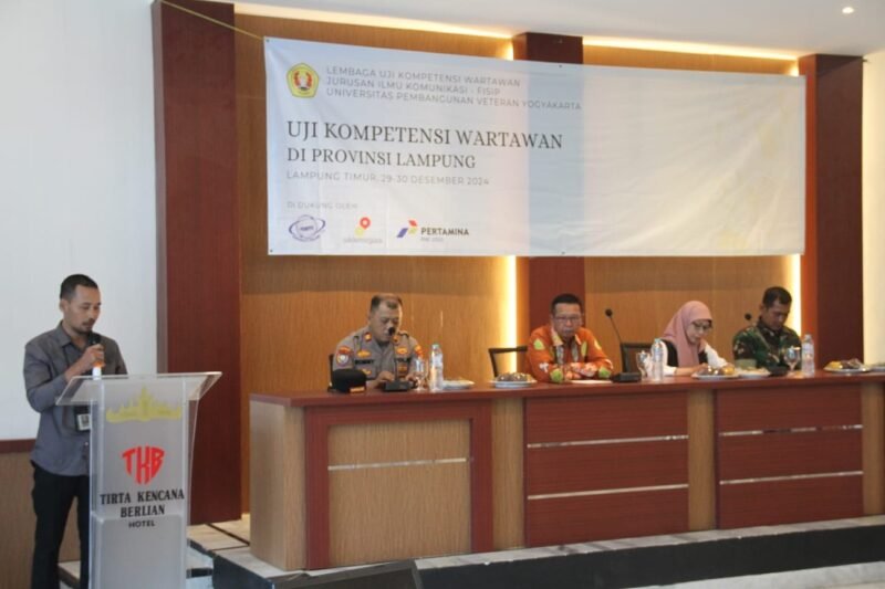 Ketua Panitia Muklasin, saat menyampaikan sambutan dalam kegiatan UKW yang digelar oleh UPN Yokyakarta, di aula hotel Tirta Kencana, Bandar Sribhawono, Lampung Timur, Minggu (29/12/2024). Sumber: Sukirno