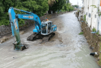 Eksavator yang didatangkan oleh Dinas PSDA tengah menormalisasi aliran sungai Cipalabuhan, Pelabuhan Ratu, Jawa Barat. Sumber: ANTARA