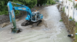 Eksavator yang didatangkan oleh Dinas PSDA tengah menormalisasi aliran sungai Cipalabuhan, Pelabuhan Ratu, Jawa Barat. Sumber: ANTARA