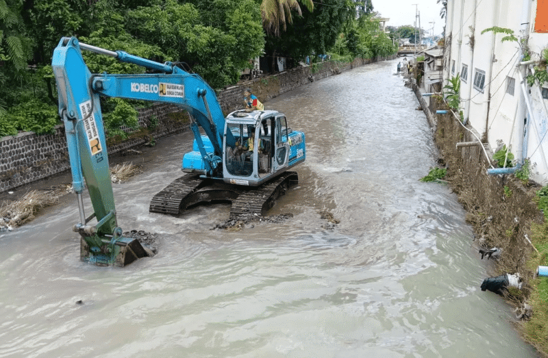 Eksavator yang didatangkan oleh Dinas PSDA tengah menormalisasi aliran sungai Cipalabuhan, Pelabuhan Ratu, Jawa Barat. Sumber: ANTARA