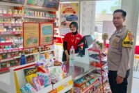 Bripka Ari Saputra, saat memberikan himbauan waspada kepada karyawan minimarket wilayah. Sumber: Tribrata News