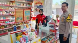 Bripka Ari Saputra, saat memberikan himbauan waspada kepada karyawan minimarket wilayah. Sumber: Tribrata News