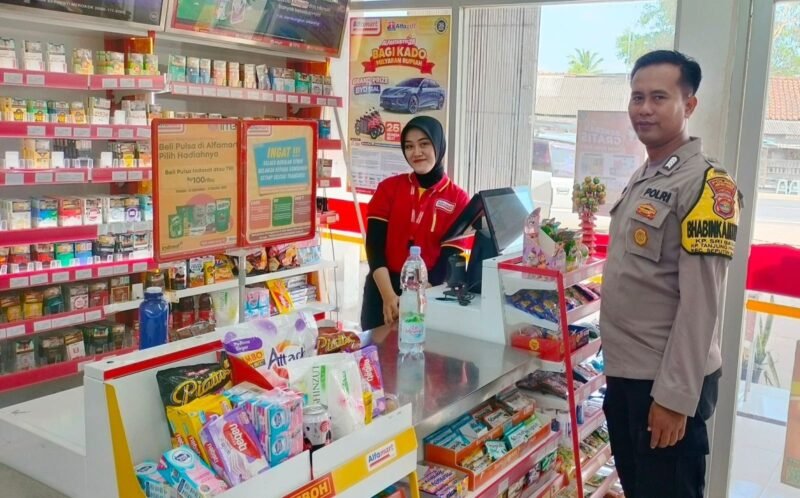 Bripka Ari Saputra, saat memberikan himbauan waspada kepada karyawan minimarket wilayah. Sumber: Tribrata News