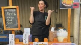 Potret Talitha Curtis, dengan barang dagangannya. Sumber: Instagram/talithacurtis_