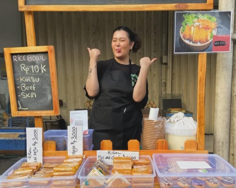 Potret Talitha Curtis, dengan barang dagangannya. Sumber: Instagram/talithacurtis_