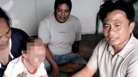 Anggota Polsek Mataram Baru, Witoyo bersama kelompok Kurir Sedekah, saat mengunjungi Arfan, balita penderita tumor, Rabu 11 Desember 2024. Sumber: KS/Skr