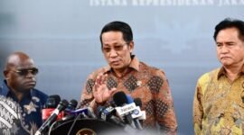 Menteri Hukum dan Hak Asasi Manusia, Supratman Andi Agtas (tengah), saat memberikan keterangan pers. Jumat 13 Desember 2024. Sumber: BPMi Setpres