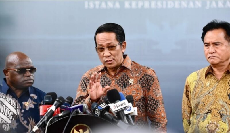 Menteri Hukum dan Hak Asasi Manusia, Supratman Andi Agtas (tengah), saat memberikan keterangan pers. Jumat 13 Desember 2024. Sumber: BPMi Setpres