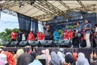 Suasana saat Dide tampil di acara Hari Kesehatan Nasional ke-60, yang diselenggarakan oleh Pemerintah Kabupaten Lampung Timur di Lapangan Merdeka Sribhawono, Rabu 4 Desember 2024. Sumber: Sukirno