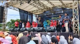 Suasana saat Dide tampil di acara Hari Kesehatan Nasional ke-60, yang diselenggarakan oleh Pemerintah Kabupaten Lampung Timur di Lapangan Merdeka Sribhawono, Rabu 4 Desember 2024. Sumber: Sukirno