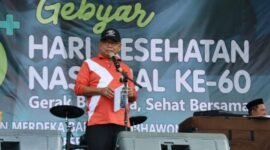 Bupati Lampung Timur M. Dawam Rahardjo, saat memberikan sambutan dalam acara Peringatan Hari Kesehatan Nasional ke-60, di Lapangan Merdeka Sribhawono, Kecamatan Bandar Sribhawono, Rabu 4 Desember 2024. Sumber: Sukirno