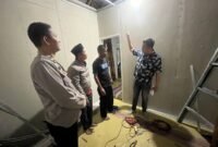 Pihak berwenang menemukan sebuah kabel warna merah hitam sepanjang sekitar 10 meter yang diduga menjadi penyebab utama sengatan listrik tersebut. Sumber: Tribrata News