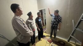 Pihak berwenang menemukan sebuah kabel warna merah hitam sepanjang sekitar 10 meter yang diduga menjadi penyebab utama sengatan listrik tersebut. Sumber: Tribrata News
