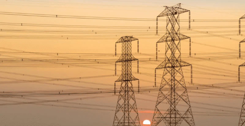 Selama pelaksanaan diskon, PT PLN (Persero) diinstruksikan untuk menjaga efisiensi operasional. Sumber: Canva