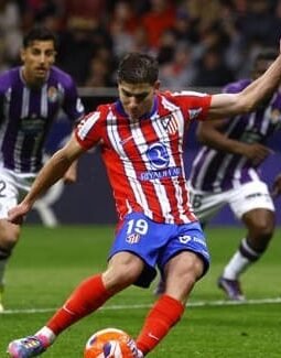 Julian Alvarez Cetak Dua Penalti, Atletico Madrid Tundukkan Real Valladolid 4-2 di Tengah Hujan