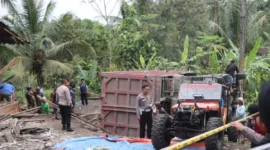 Truk Muat Pasir Terguling di Purworejo, 11 Tewas dan 5 Luka.