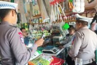 Pedagang dan Pengunjung Pasar di Bandar Sribhawono Dapat Himbauan Tertib Lalu Lintas dari Polisi./Ist