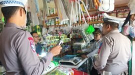 Pedagang dan Pengunjung Pasar di Bandar Sribhawono Dapat Himbauan Tertib Lalu Lintas dari Polisi./Ist