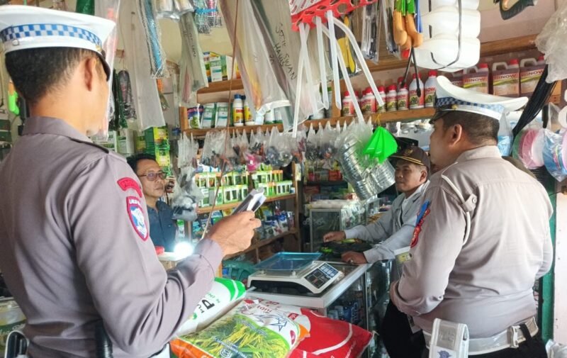Pedagang dan Pengunjung Pasar di Bandar Sribhawono Dapat Himbauan Tertib Lalu Lintas dari Polisi./Ist