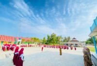 Siswa/I SDS Islam Al Ma’arif 3 Al Hikmah, Desa Bandar Negeri, Lampung Timur mengadakan upacara dengan nyaman di lingkungan sekolah yang baru./ Ist