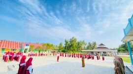 Siswa/I SDS Islam Al Ma’arif 3 Al Hikmah, Desa Bandar Negeri, Lampung Timur mengadakan upacara dengan nyaman di lingkungan sekolah yang baru./ Ist