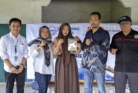 Suasana saat penyerahan bingkisan kepada peserta./ Hadi Jakariya