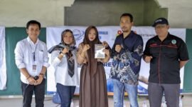 Suasana saat penyerahan bingkisan kepada peserta./ Hadi Jakariya